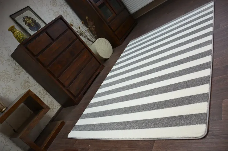Miękki dywan SKETCH o teksturze przyjemnej w dotyku, doskonały do salonu