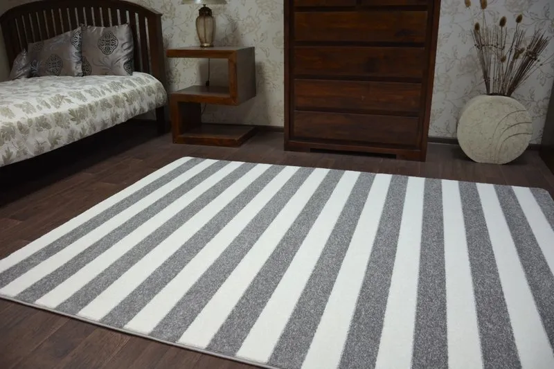 Elegancki dywan SKETCH w szaro-białe paski, świetny do ogrodu lub na taras