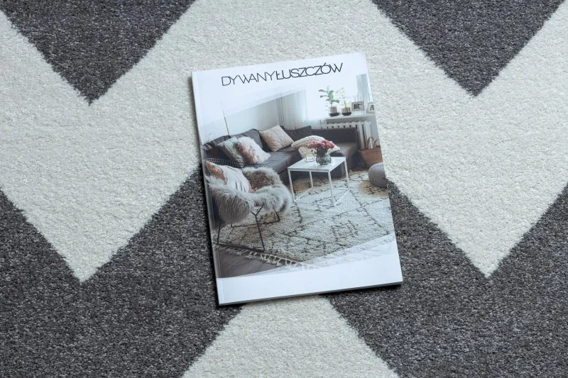 Stylowy dywan SKETCH w odcieniach szarości i bieli, idealny do nowoczesnych wnętrz