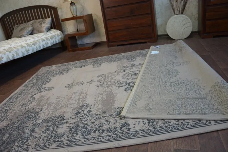 Elegancki szary dywan vintage, miękki w dotyku, doskonały do każdego pomieszczenia