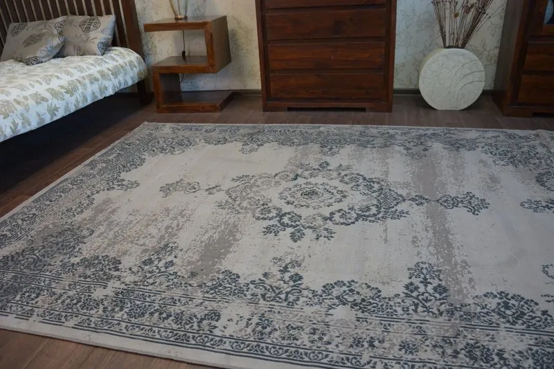 Klasyczny dywan vintage w odcieniach szarości, świetny do dekoracji pokoju dziecięcego