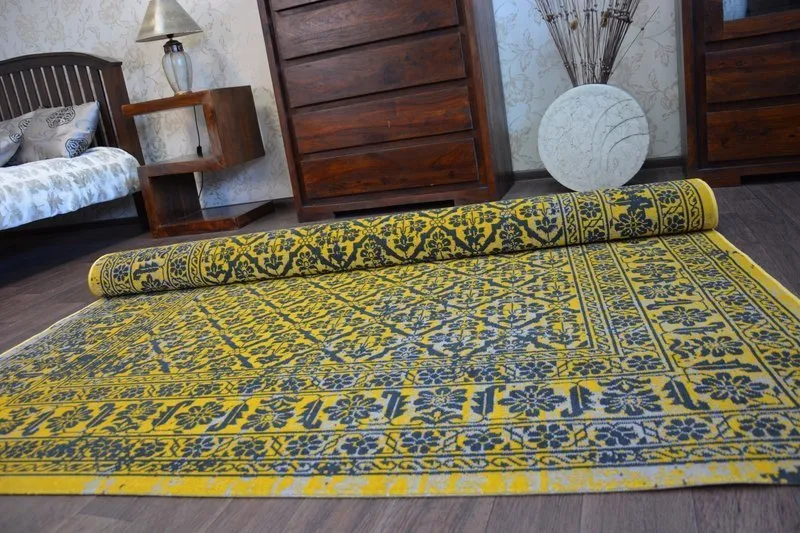 Stylowy dywan vintage w kwiaty, doskonały do sypialni lub salonu
