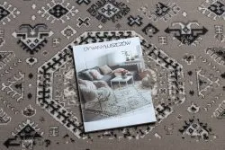 Beżowy dywan vintage, stylowy dodatek do wnętrz klasycznych