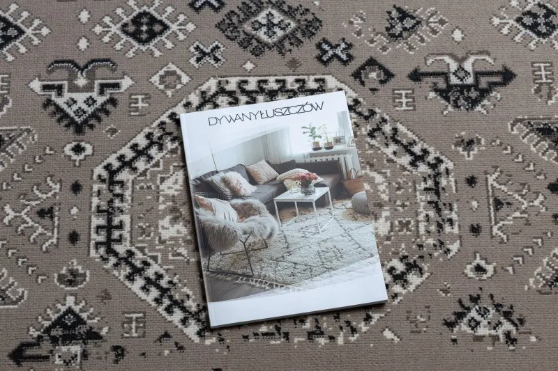 Beżowy dywan vintage, stylowy dodatek do wnętrz klasycznych