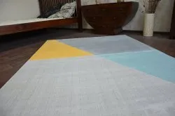 Dywan idealny do salonu lub sypialni, w nowoczesnym stylu, z trapezowym wzorem