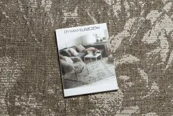 Dywan wykonany z sizalu, o naturalnej teksturze i kwiatowym motywie