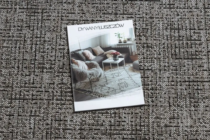 Elegancki dywan sizalowy w kolorze srebrnym i czarnym, doskonały do nowoczesnych wnętrz
