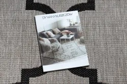 Elegancki dywan w kolorze srebrnym i czarnym, idealny do nowoczesnych aranżacji