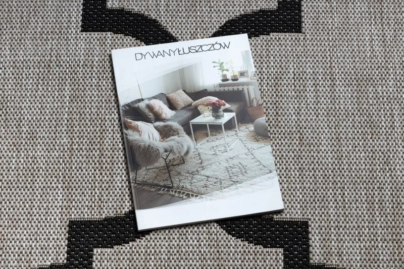 Elegancki dywan w kolorze srebrnym i czarnym, idealny do nowoczesnych aranżacji