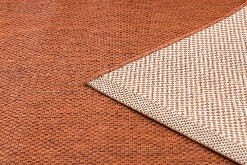 Sizalowy dywan o gładkiej fakturze, naturalny materiał, elegancki wygląd