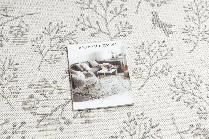Kremowo-szary dywan sizalowy z delikatnym wzorem liści i ptaków