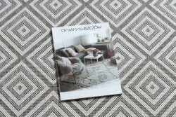 Elegancki dywan w szaro-kremowe kwadraty, stylowy dodatek do każdego pomieszczenia