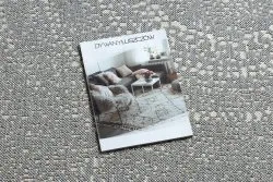 Elegancki dywan w odcieniach szarości i kremu, doskonały do salonu