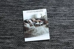 Stylowy dywan sizalowy w odcieniach szarości i srebra, doskonały do salonu