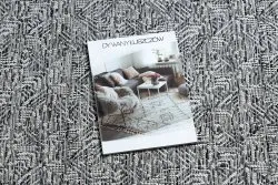 Stylowy dywan w szaro-beżowym labiryncie, idealny do nowoczesnych wnętrz