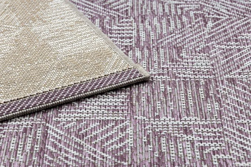 Dywan wykonany z sizalu, tekstura naturalna, elegancki styl w odcieniach fioletu