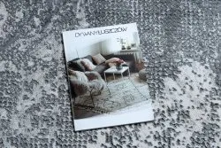 Stylowy dywan w odcieniach szarości i kości słoniowej, idealny do nowoczesnych wnętrz