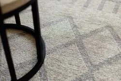 Nowoczesny dywan o etnicznym wzorze w kremowej i jasnobrązowej kolorystyce