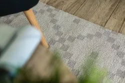 Stylowy dywan w odcieniach kremu i jasnego brązu, idealny do nowoczesnych wnętrz
