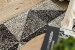 Miękki dywan o geometrycznym wzorze, wykonany z wysokiej jakości materiałów
