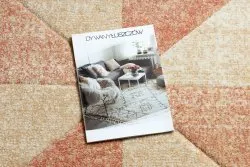 Beżowo-terakotowy dywan w geometryczny wzór, idealny do nowoczesnych wnętrz