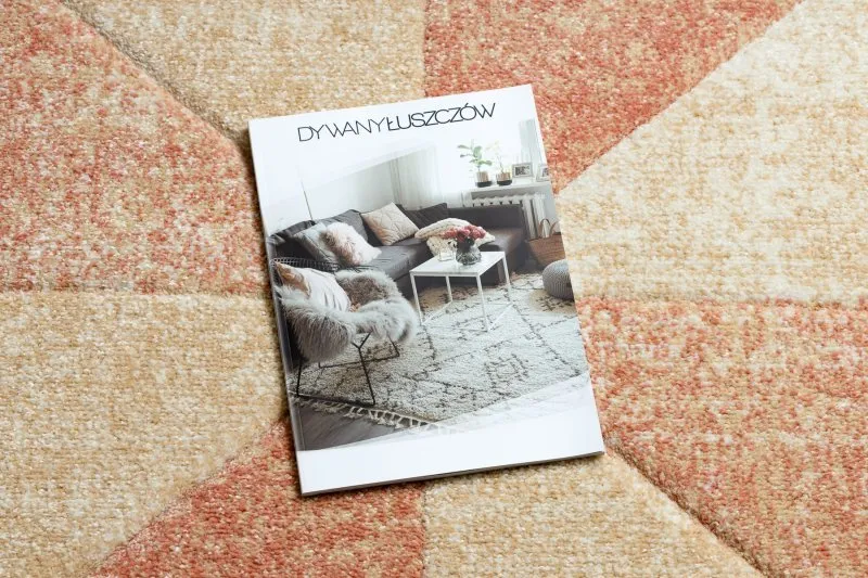 Beżowo-terakotowy dywan w geometryczny wzór, idealny do nowoczesnych wnętrz