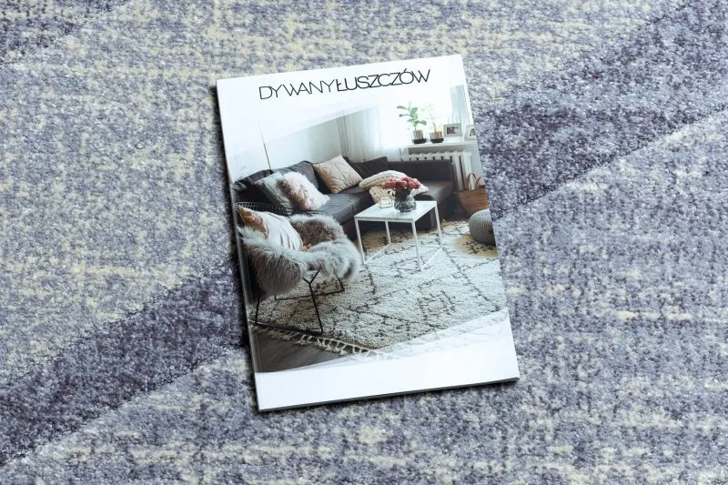 Beżowo-fioletowy dywan w wzór jodełki, idealny do nowoczesnych wnętrz