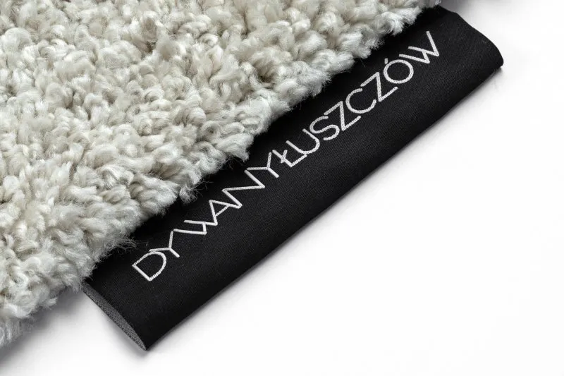 Stylowy dywan do salonu lub sypialni, dodający przytulności i elegancji