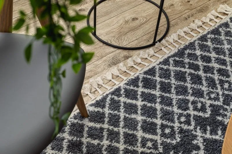 Elegancki dywan w odcieniach szarości i bieli, styl berber