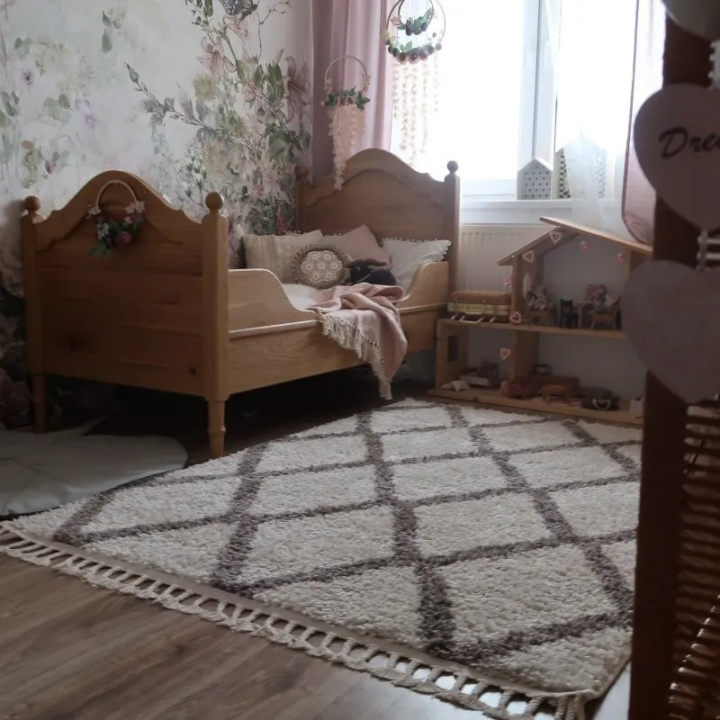 Stylowy dywan do salonu lub sypialni, dodający przytulności