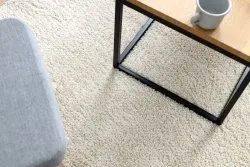 Miękki dywan shaggy w kolorze kremowym, styl berberski, przytulny i elegancki