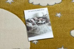 Złoty dywan PETIT MOON z chmurkami i gwiazdkami, stylowy dodatek do pokoju dziecięcego