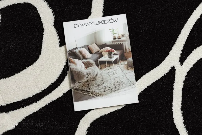 Różowy dywan HAMPTON z czarnymi motywami kwiatowymi, elegancki design