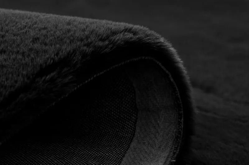 Czarny dywan BUNNY, doskonały do nowoczesnych wnętrz i dziecięcych pokoi