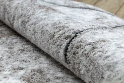 Dywan COZY 8872 z trójkątnym wzorem, doskonały do pokoju dziecięcego lub ogrodu
