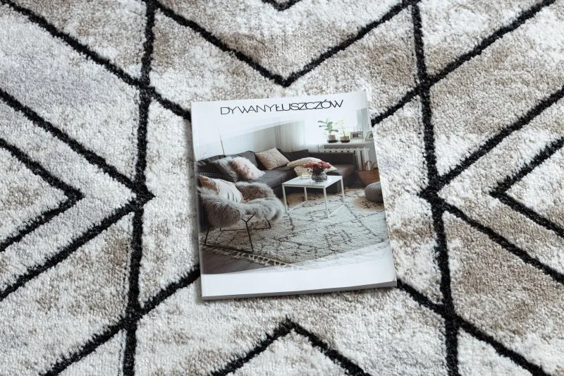 Brązowy dywan nowoczesny COZY Tico, o geometrycznym wzorze i strukturalnym wyglądzie