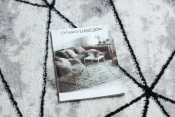Stylowy dywan w geometryczne trójkąty w odcieniach szarości, nowoczesny design