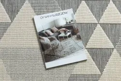 Kremowy dywan w geometryczne trójkąty, stylowy dodatek do każdego pomieszczenia