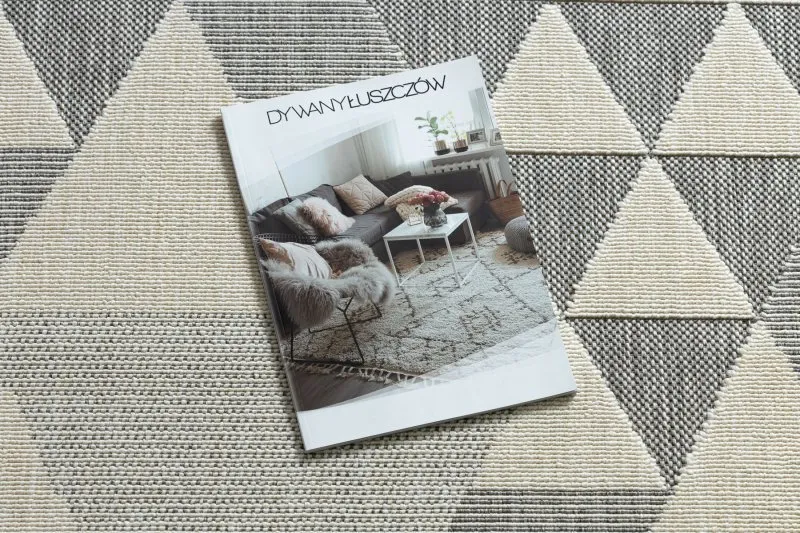 Kremowy dywan w geometryczne trójkąty, stylowy dodatek do każdego pomieszczenia