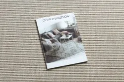 Beżowy dywan z ramką, stylowe linie, doskonały do nowoczesnych aranżacji