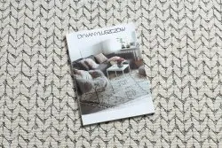 Kremowy dywan w chevron, stylowy, sizalowy, idealny do salonu