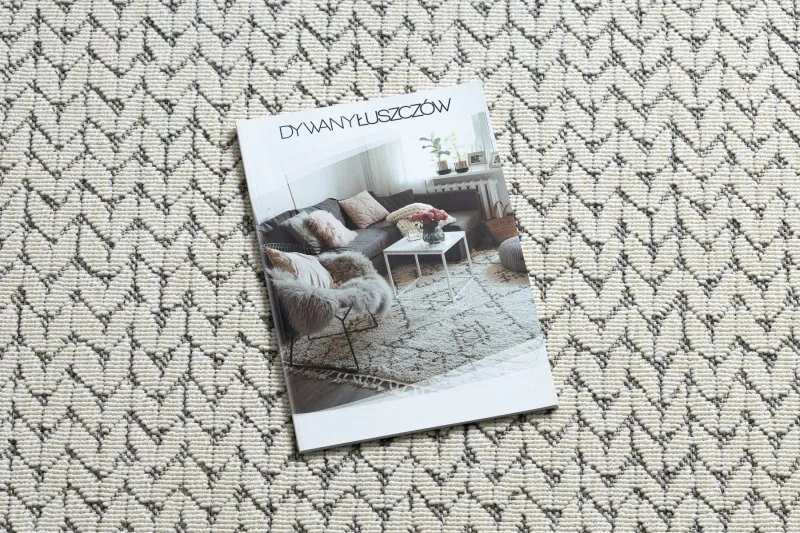 Kremowy dywan w chevron, stylowy, sizalowy, idealny do salonu