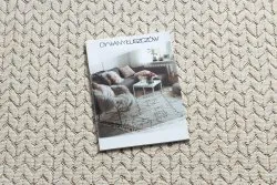 Beżowy dywan chevron z sizalu, stylowy dodatek do wnętrz
