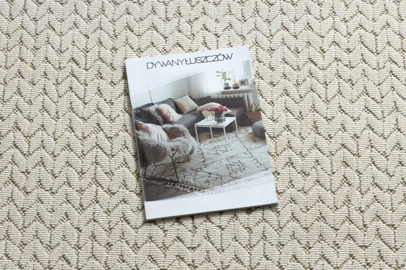 Beżowy dywan chevron z sizalu, stylowy dodatek do wnętrz