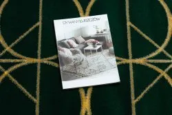 Stylowy dywan EMERALD w kolorze butelkowej zieleni z złotymi akcentami, idealny do nowoczesnych wnętrz