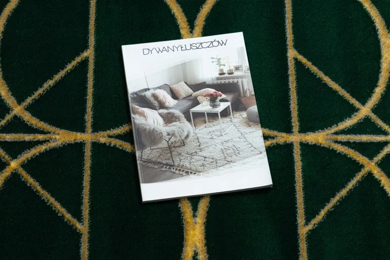 Stylowy dywan EMERALD w kolorze butelkowej zieleni z złotymi akcentami, idealny do nowoczesnych wnętrz