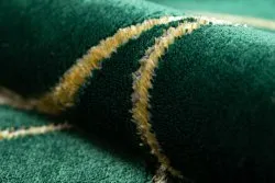 Dywan EMERALD w butelkowej zieleni, idealny do aranżacji wnętrz w stylu glamour, świetny do każdego pomieszczenia