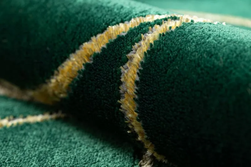 Dywan EMERALD w butelkowej zieleni, idealny do aranżacji wnętrz w stylu glamour, świetny do każdego pomieszczenia