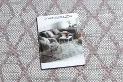 Elegancki dywan SION w odcieniach ecru i różu, idealny do nowoczesnych wnętrz