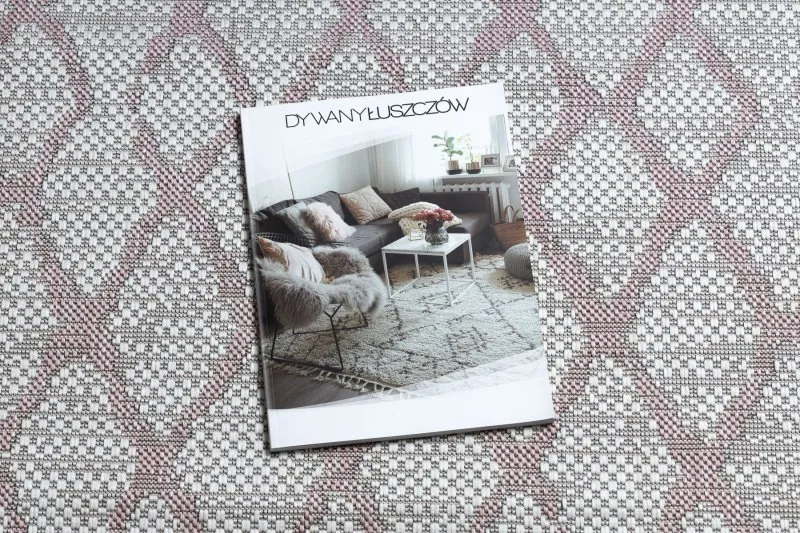 Elegancki dywan SION w odcieniach ecru i różu, idealny do nowoczesnych wnętrz